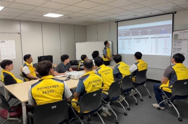 한국지역정보개발원 합동점검단이 모의훈련을 시행하는 모습./사진제공=한국지역정보개발원