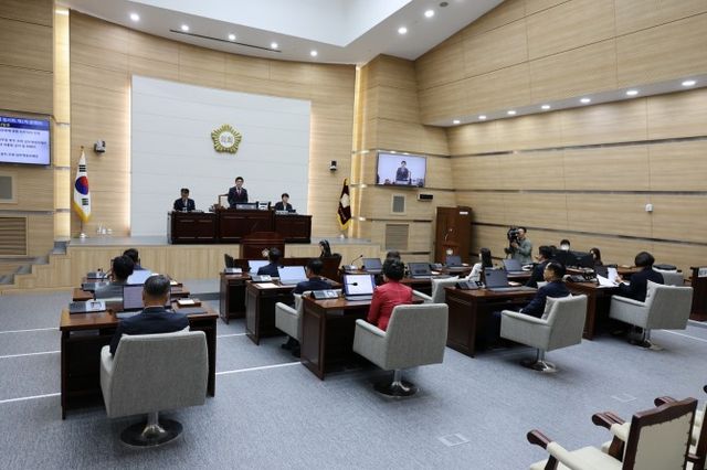 김성철 용산구의회 의장이 본회의를 주재하는 모습./사진제공=용산구의회