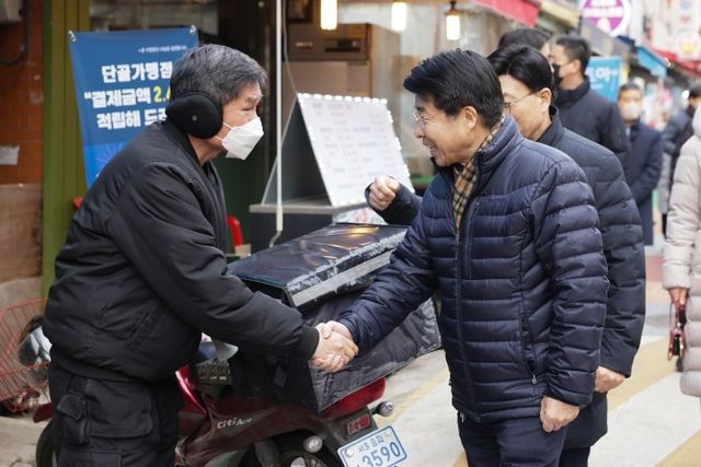 서강석 송파구청장이 방이시장 상인들과 소통하는 모습./사진제공=송파구