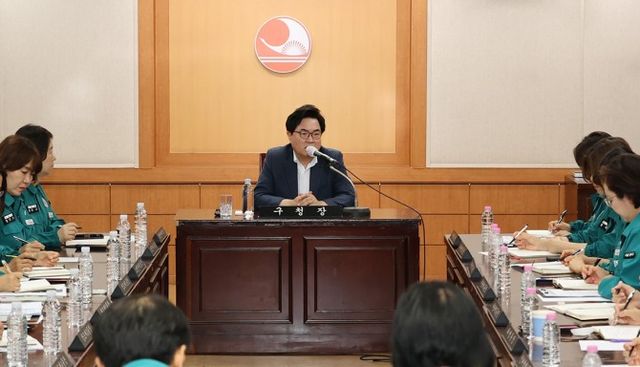 박일하 동작구청장이 긴급비상대책회의를 주재하는 모습./사진제공=동작구