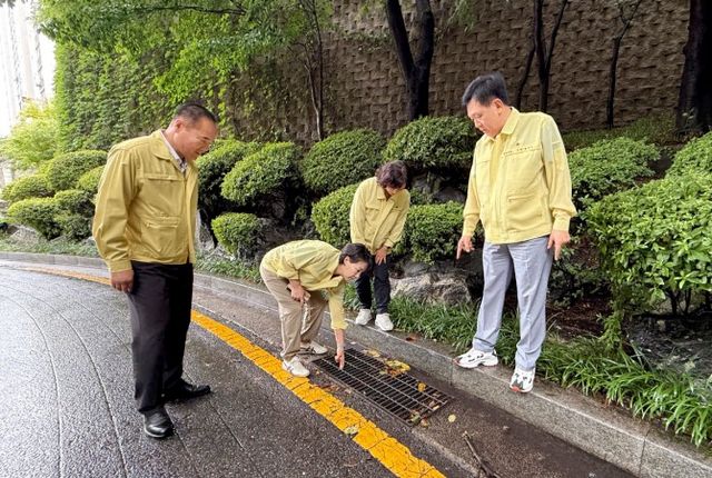 윤판오 의장, 양은미 부의장, 조미정 운영위원장이 동화동 옹벽 옆 빗물받이 상태를 확인하는 모습./사진제공=중구의회