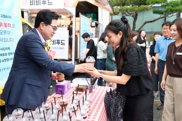 박일하 동작구청장이 지난 1일 커피차 이벤트로 직원들의 노고를 격려하며 민선 8기 4년 차 시작을 알렸다./사진제공=동작구