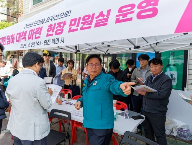 박강수 마포구청장이 지반침하 대책을 찾기 위해 현장 민원실을 마련한 모습./사진제공=마포구 