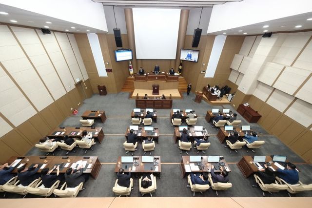 백남환 마포구의회 의장이 본회의를 주재하는 모습./사진제공=마포구의회