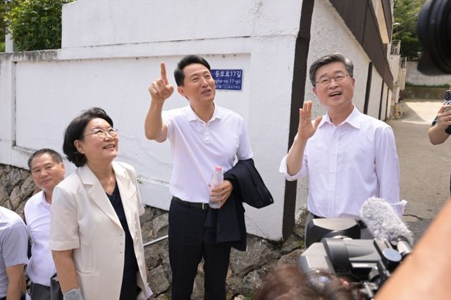 김길성 중구청장·오세훈 서울시장·이혜훈 국민의힘 중구·성동구 을 당협위원장이 신당9구역을 살피는 모습./사진제공=서울 중구