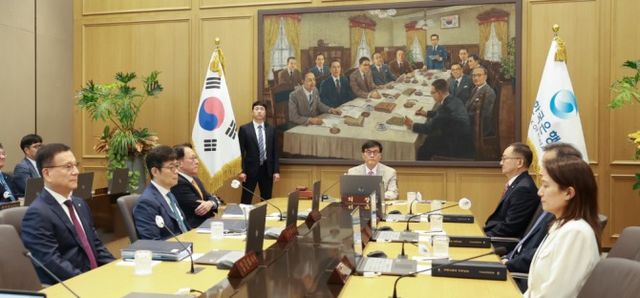이창용 한국은행 총재가 10일 오전 서울 중구 한국은행에서 열린 금융통화위원회 본회의를 주재하고 있다. 금통위 7인 체제 모습. / 사진제공= 한국은행(2025.07.10)
