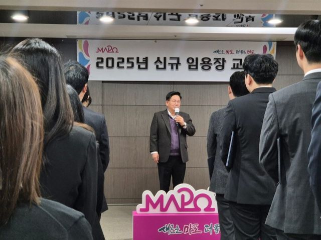 박강수 마포구청장이 신규 임용자들에게 환영사를 하는 모습./사진제공=마포구
