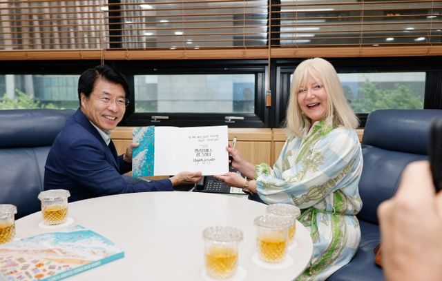 서강석 송파구청장이 호주 출신 화가 엘리자베스 랭그리터 화가를 만나 기념촬영을 하는 모습./사진제공=송파구