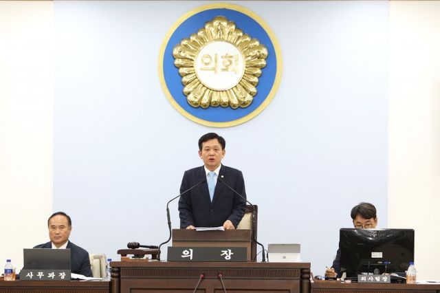 윤판오 중구의회 의장이 제295회 정례회 회의를 주재하는 모습./사진제공=중구의회