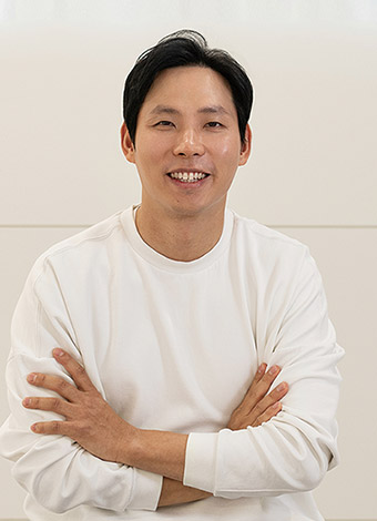 △1985년생 / 고려대학교 경제학과 졸업 / 런던 경영대학원 금융공학석사 졸업 / 삼성자산운용 글로벌 펀드매니저 / 삼성자산운용 외환 리스크 관리 책임자 / 국제금융센터 외환·외환파생상품 전문 연구원 / 현 트래블월렛 대표