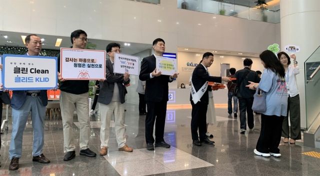 박덕수 한국지역정보개발원장이 출근하는 직원에게 청렴 문구가 담긴 홍보물을 나눠주는 모습./사진제공=한국지역정보개발원