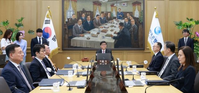 이창용 한국은행 총재가 29일 오전 서울 중구 한국은행에서 열린 금융통화위원회 본회의를 주재하고 있다. 금통위 7인 체제 모습. / 사진제공= 한국은행(2025.05.29)