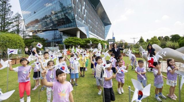 박희영 용산구청장과 구청 어린이집 원아들이 태극기를 흔들고 있다./사진제공=용산구