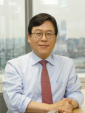 △1960년생 / 동국대학교 공학박사 / IBK기업은행 전산정보부 / IBK기업은행 뉴욕지점 / IBK기업은행 외환업무팀장 / IBK기업은행 스마트금융부장, 핀테크센터장 / 한국핀테크산업협회 설립준비국장 / 한국핀테크산업협회 부회장 / 소상공인간편결제추진단장 / 제로페이SPC설립준비위원장 / 2019~2023년 한국간편결제진흥원장 / 2023년~ 한패스 대표 / 2022년~ 한국핀테크산업협회장