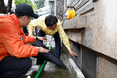 ▲ 박진교훈 강서구청장이 극한 폭우로 피해를 입은 방화동 일대를 찾아 피해상황을 확인하고있다. 사진 = 강서구