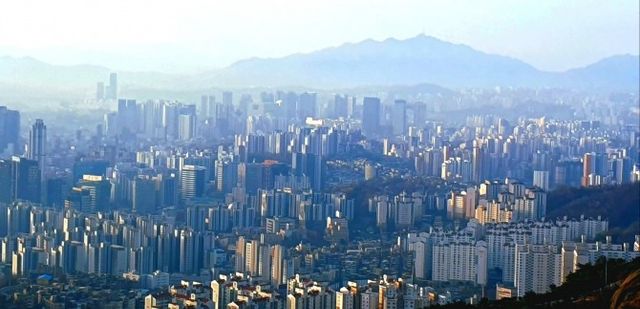 인왕산에서 바라본 서울 도심./사진 = 주현태 기자