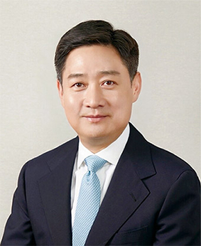 △ 1968년 서울생 / 서울 여의도고교 / 미국 서던캘리포니아대 경영학과 / 미국 컬럼비아대 경영학 석사 / 모니터그룹코리아 파트너 입사 / 2007년 SK텔레콤 사업전략실장 / 2009년 올리버와이만 한국대표 / 2014~2018년 베인앤컴퍼니코리아 글로벌디렉터(대표) / 2018년 LG 경영전략팀장(사장) / 2024년 12월 LG유플러스 대표이사 사장(현재)