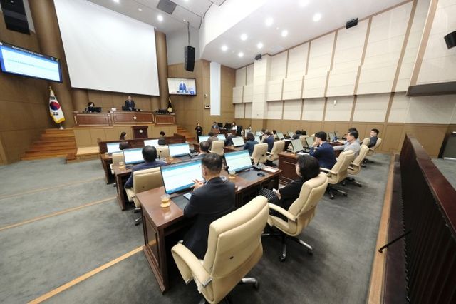 백남환 마포구의회 의장이 본회의를 주재하는 모습./사진제공=마포구의회