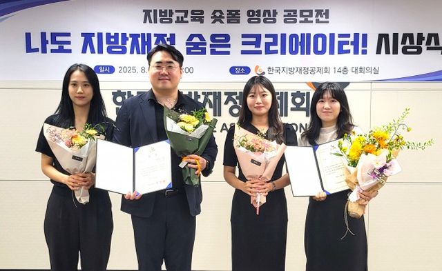 왼쪽부터 이재현·최병주·박선하·김승연 용산구 주무관이 공모전 상을 수상하고 기념촬영을 하는 모습./사진제공=용산구