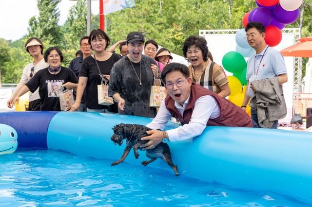 박강수 마포구청장이 댕댕이 물놀이장에서 반려견과 시간을 보내는 모습./사진제공=마포구