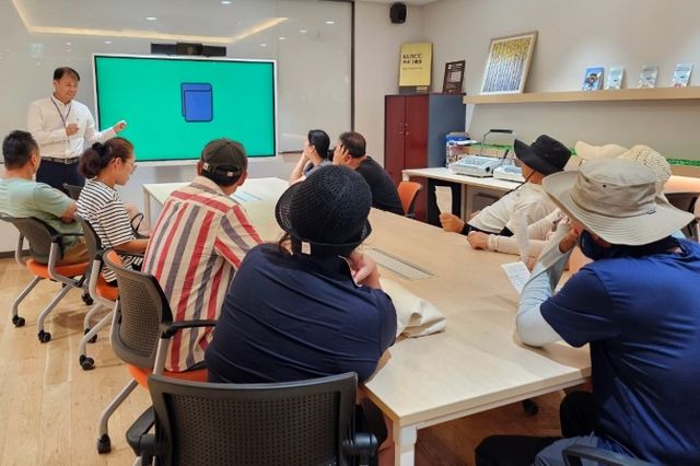 센터 전문위원이 단체 카지노 초보이용객 대상으로 K-GREEN 건전관리 시스템을 설명하는 모습./사진제공=강원랜드