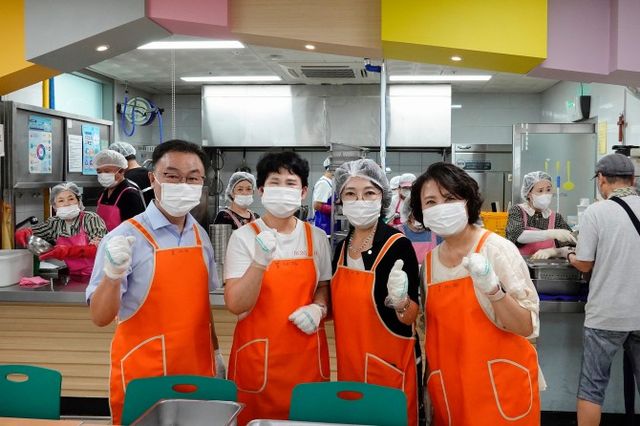 오른쪽부터 마포구의회 안미자, 권영숙, 한선미, 홍지광 의원이 용강동 배식봉사를 펼치는 모습./사진제공=마포구의회