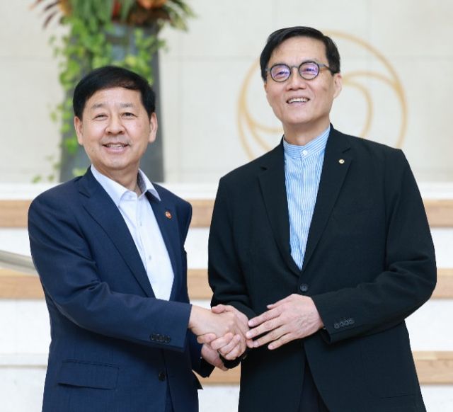 구윤철 경제부총리(왼쪽)는 7일 취임 후 처음으로 한국은행을 방문하여 이창용 한국은행 총재(오른쪽)를 만났다. / 사진제공= 한국은행(2025.08.07)