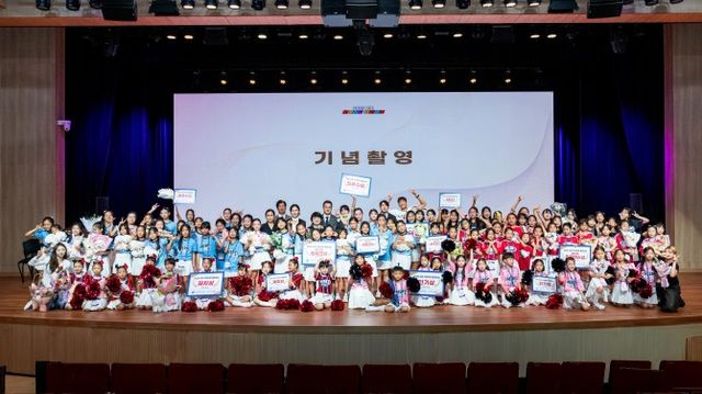 행사에 참여한 초·중학생들이 서초 치어리딩챔피언십을 마무리 한 후 기념촬영을 하는 모습./사진제공=청흥