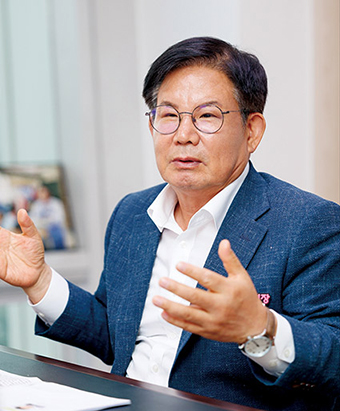 △ 1959년 5월16일생 / 건국대 행정대학원 석사 / 대한장애인체육회 사격연맹 회장 / 제20대 대통령직인수위원회 국민통합위원회 자문위원 / 시사포커스 대표 / 2022년 7월~ 마포구청장