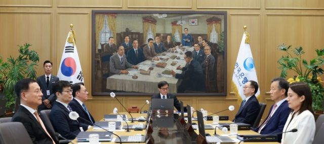 이창용 한국은행 총재가 28일 오전 서울 중구 한국은행에서 열린 금융통화위원회 본회의를 주재하고 있다. 금통위 7인 체제 모습. / 사진제공= 한국은행(2025.08.28)