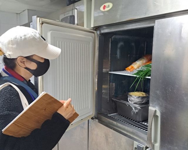 송파구 관계자가 특별 위생점검을 진행하는 모습./사진제공=송파구