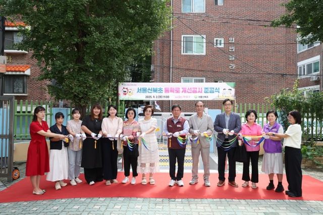 박강수 마포구청장(오른쪽에서 여섯번째)과 백남환 마포구의회 의장(다섯번째)이 학교 관계자들이 테이프 커팅식을 하는 모습./사진제공=마포구