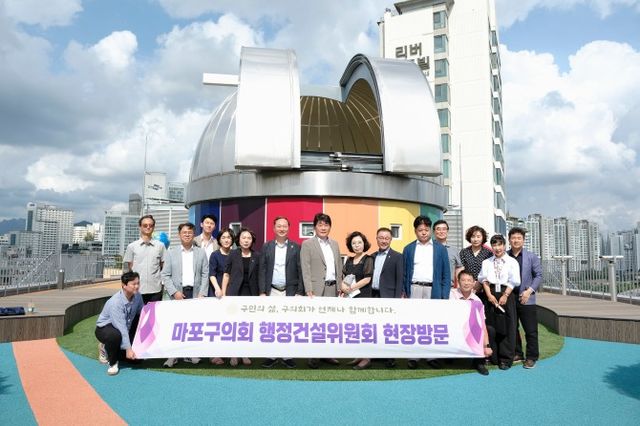 마포구의회 행정건설위원회 소속 의원들이 현장을 점검하고 기념촬영을 하는 모습./사진제공=마포구의회