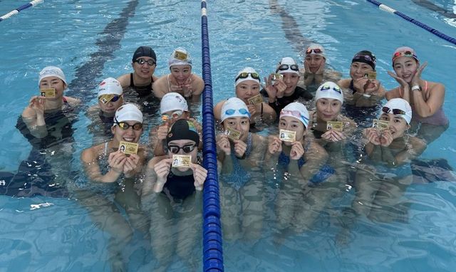 한전아트센터 스포츠클럽을 통해 ‘여성 수상안전요원 양성과정’ 자격증을 취득한 회원들이 기념촬영을 하는 모습./사진제공=청흥