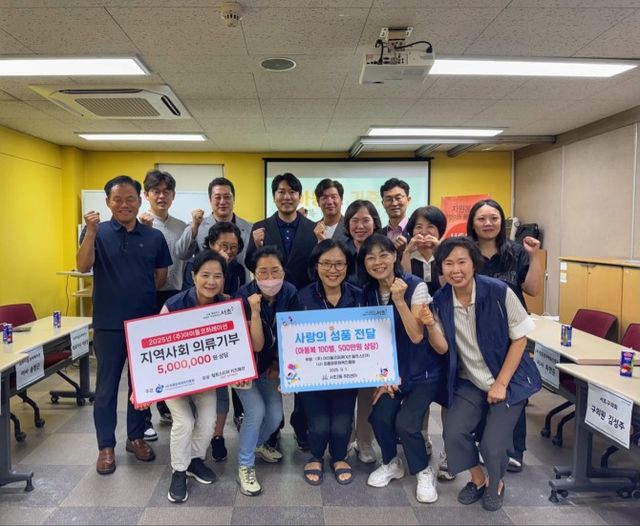 청흥문화체육진흥원, 릴트스티치 키즈패션 관계자들이 아동복을 기부하고 기념촬영을 하는 모습./사진제공=청흥