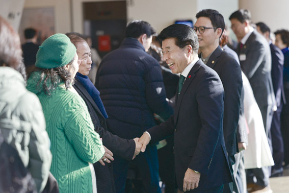 ▲ 서강석 송파구청장이 신년인사회에서 구민들과 소통하는 모습. 사진제공 = 송파