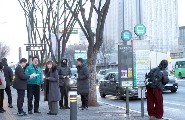 박일하 동작구청장이 서울 시내버스 파업 돌입에 따라 현장 점검을 하는 모습./사진제공=동작구