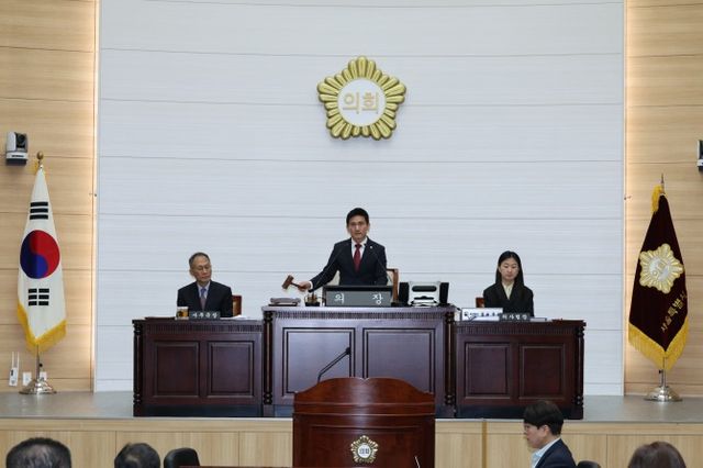 김성철 용산구의회 의장이 본회의를 주재하는 모습./사진제공=용산구의회