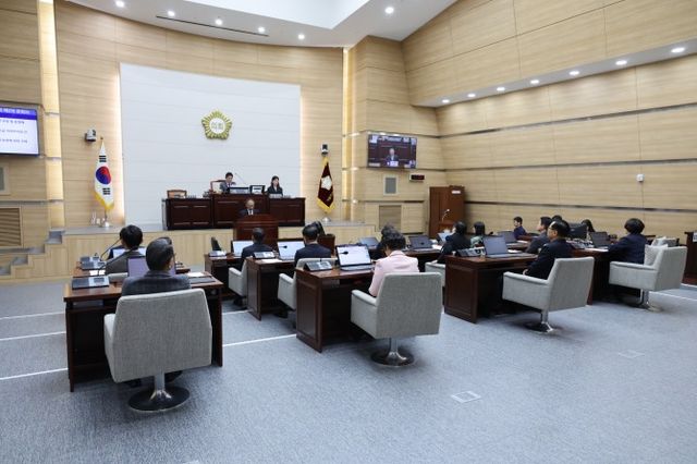 김성철 용산구의회 의장이 제303회 임시회 본회의를 주재하는 모습./사진제공=용산구의회