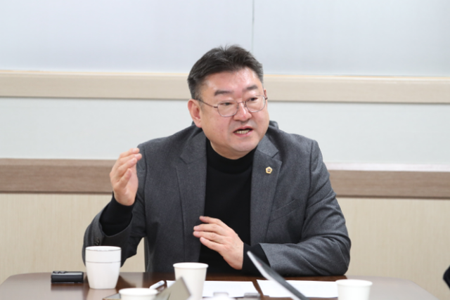 박상혁 서울시의회 교육위원장이 인터뷰에서 기자들의 질문에 답을하고 있다./사진제공=서울시의회 출입상주기자단