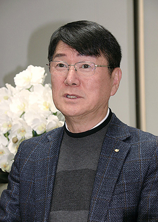 △1958년생 / 부산대학교 졸업 / 1987년 8월~ 전 대한생명 영업소장 / 지에이코리아 리스크관리 위원, 지에이코리아 수수료 TF위원, 지에이코리아 부산지역본부장 / 2013년 6월~ 현 지에이코리아보험대리점 수에셋 지사장 / 2025년 4월~ 현 지에이코리아보험대리점 대표이사