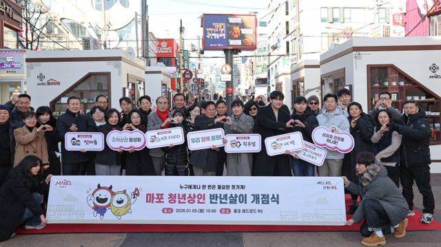박강수 마포구청장이 백남환 마포구의장을 비롯한 마포구의원 및 청년상인들과 기념촬영을 하는 모습./사진제공=마포구