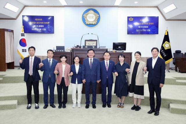 윤판오 중구의회 의장을 비롯한 소속 의원들이 기념촬영을 하는 모습./사진제공=중구의회 