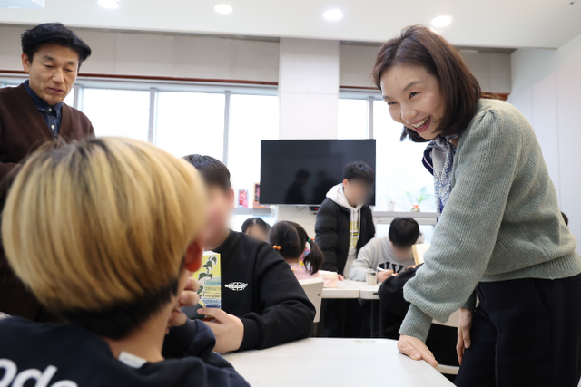 지역아동센터 이용 아동과 대화중인 최호정 의장(사진 오른쪽)./사진제공=서울시의회