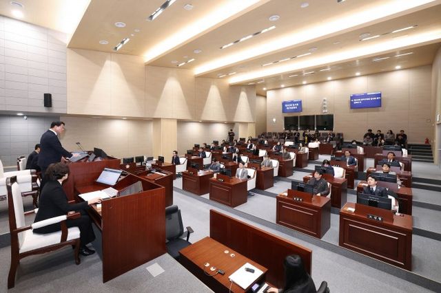 정재천 동작구의회 의장이 본회의를 주재하는 모습./사진제공=동작구의회