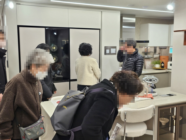 '쌍용 더 플래티넘 온수역' 견본주택 내부 59B㎡타입 거실을 꼼꼼하게 확인하고 있다./한국금융신문 조범형 기자