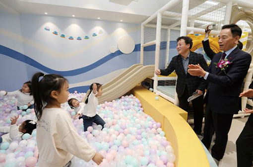 ▲ 조성명 강남구청장이 서울형 키즈카페 대치1동점 현장을 방문했다. 사진제공 = 강남구