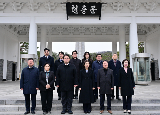 24일 최호정 서울시의회 의장(사진 아랫줄 왼쪽에서 네 번째)을 비롯해 서울시의회 의원들이 임시회를 앞두고 현충원을 참배했다./사진제공=서울시의회