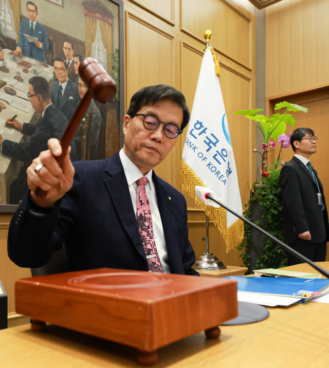 이창용 한국은행 총재가 26일 오전 서울 중구 한국은행에서 열린 금융통화위원회 본회의를 주재하고 있다. 의사봉을 두드리는 모습. / 사진제공= 한국은행(2026.02.26)