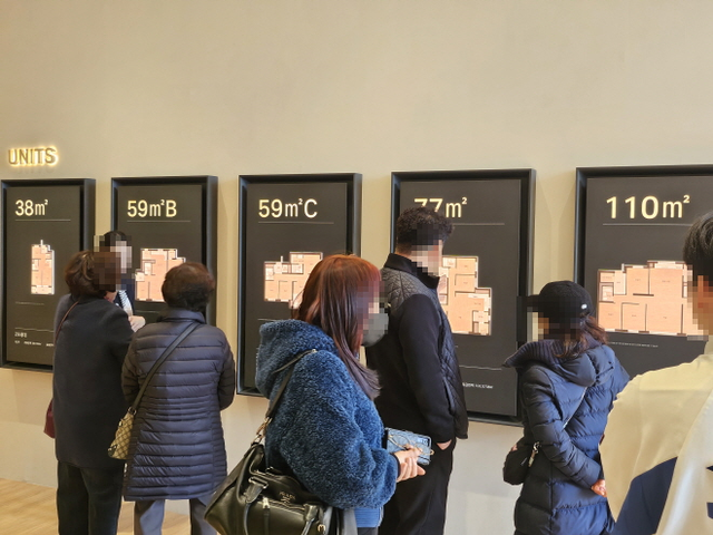 '구리역 하이니티 리버파크' 견본주택에서 방문객들이 평면도를 확인하고 있다./한국금융신문 조범형 기자